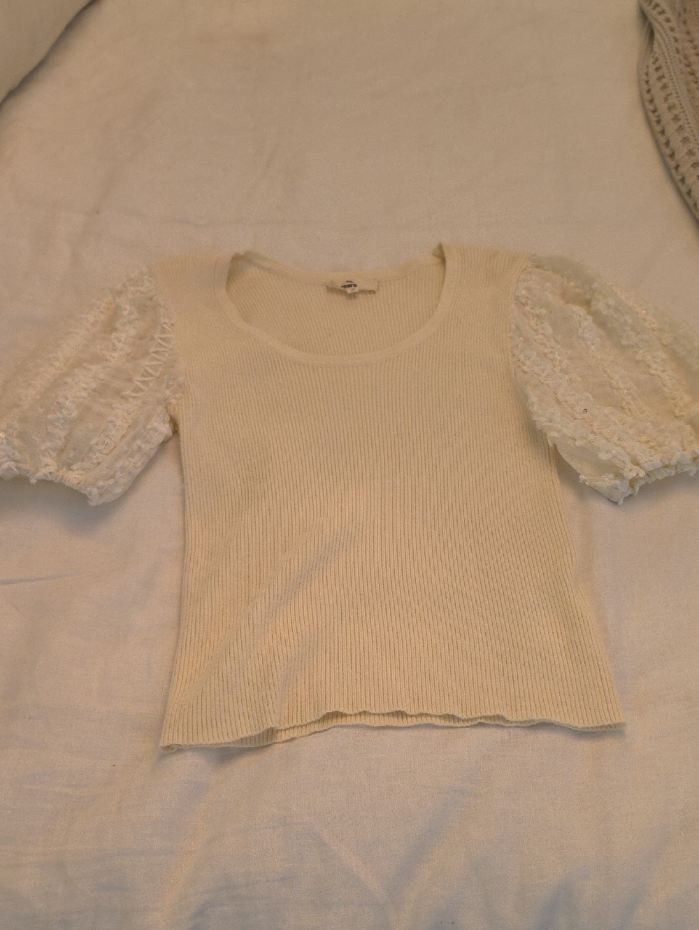 entro Cream Lace Puff Sleeve Ribbed Tee